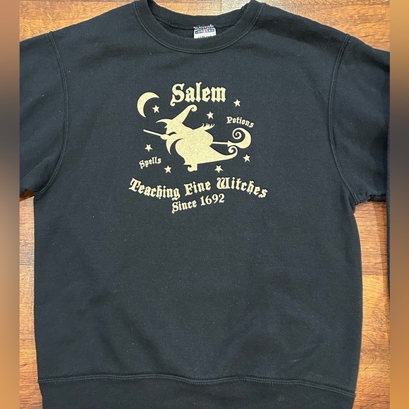 Salem Teaching Fine Witches Since 1692 Crew Neck Sweatshirt Women’s size Small - Picture 4 of 5
